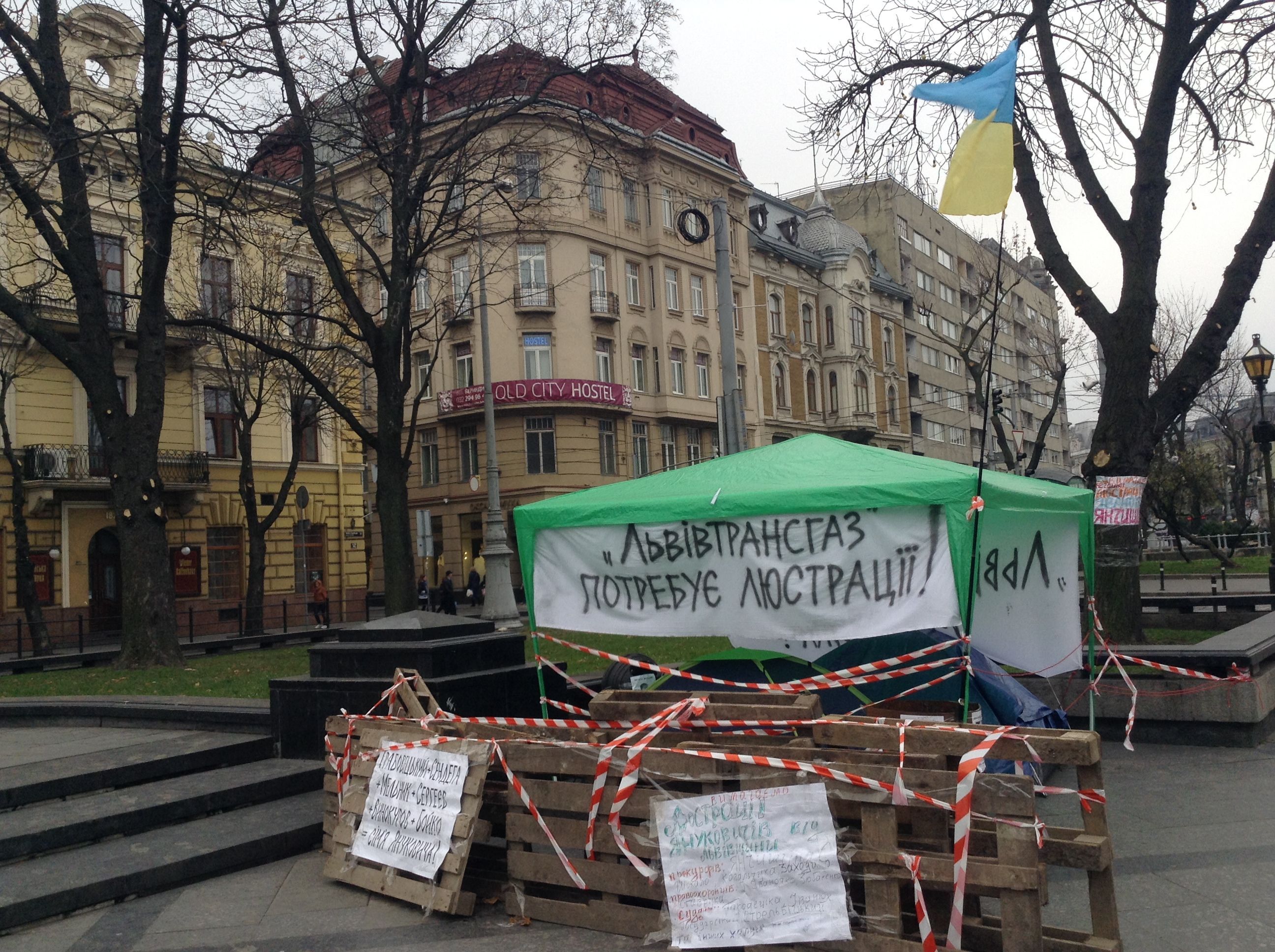 В центре Львова уже 5-й день активист голодает с требованием люстрации [Фото]