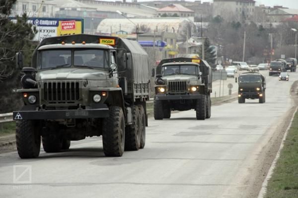 По Симферополю передвигаются грузовики во главе с авто российской ГАИ [Фото]