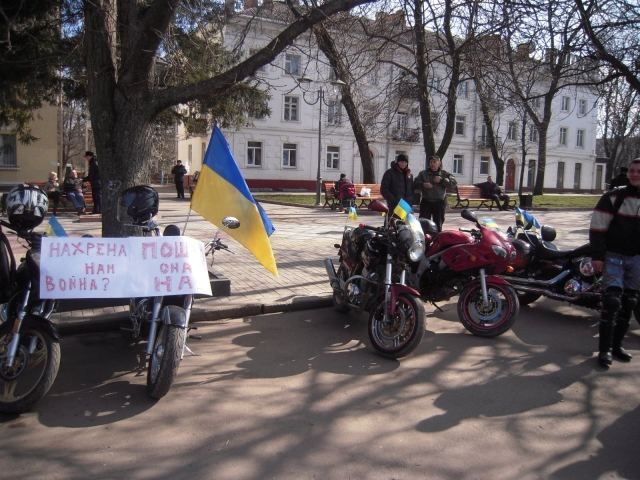 Украинские байкеры выступили за единство Украины и против войны [Фото]