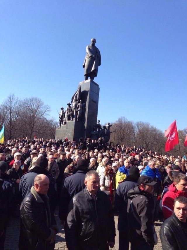 На митинге в Харькове в Кличко полетели яйца, очевидцы говорят о взрывчатке [Фото]