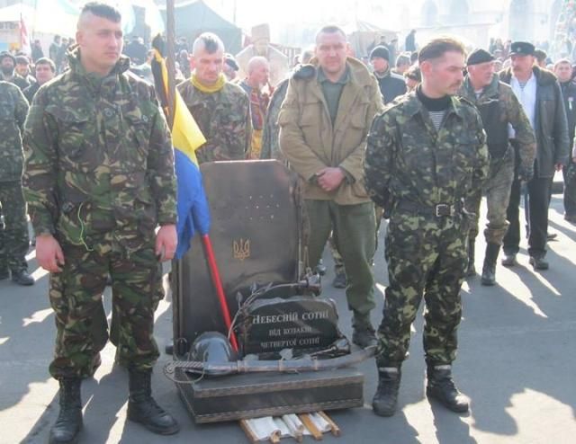 На Институтской установили памятник бойцу 