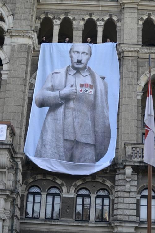 На мэрии чешского города появился Путин в образе Сталина-Гитлера [Фото]