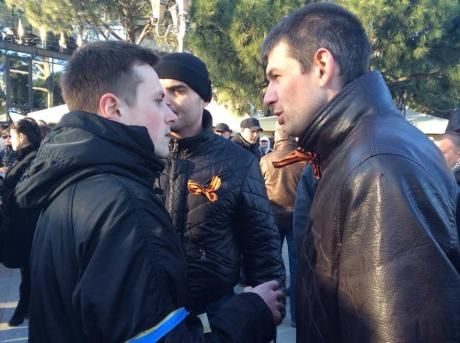 В Ялте пророссийские молодчики напали на митингующих с украинской символикой [Фото]