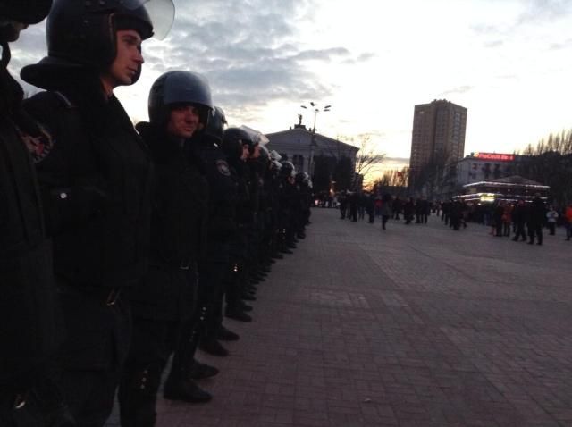 В Донецке драка между участниками антивоенного митинга и пророссийскими активистами [Фото]