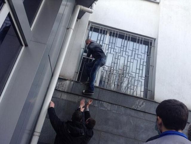 Сторонники Губарева в Донецке пикетируют СБУ