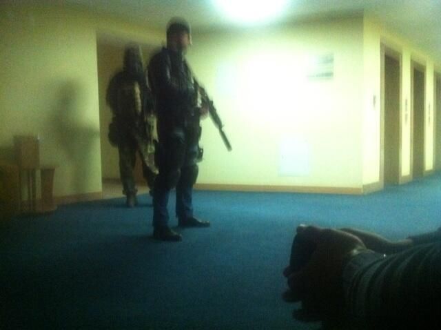 В Симферополе вооруженные люди блокировали гостиницу 