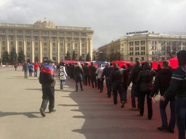 Пророссийские активисты развернули в Харькове огромный триколор [Фото]