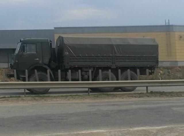 Захваченные украинские танки оккупанты переправляют на север Крыма [Фото]