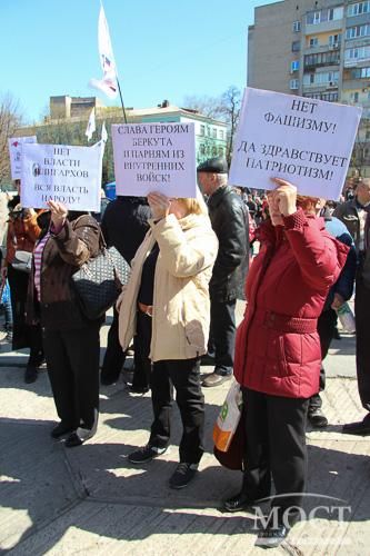 В Днепропетровске тоже пророссийский митинг: сепаратисты сожгли флаг ЕС [Фото]