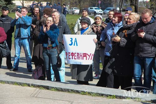 В Днепропетровске тоже пророссийский митинг: сепаратисты сожгли флаг ЕС [Фото]