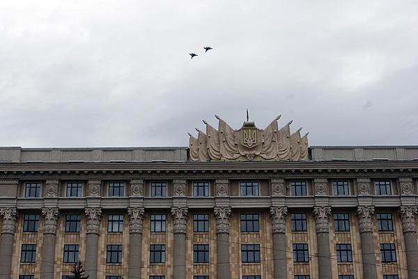 Над Харьковом летают военные самолеты [Фото]