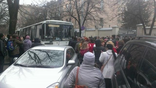 Сепаратисты в Харькове с битами и камнями напали на милиционеров [Видео, Фото]