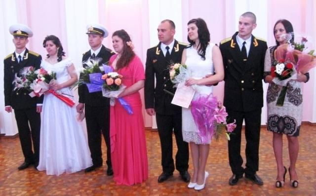 Сразу четверо военнослужащих передислоцированных из оккупированного Крыма поженились [ФОТО]