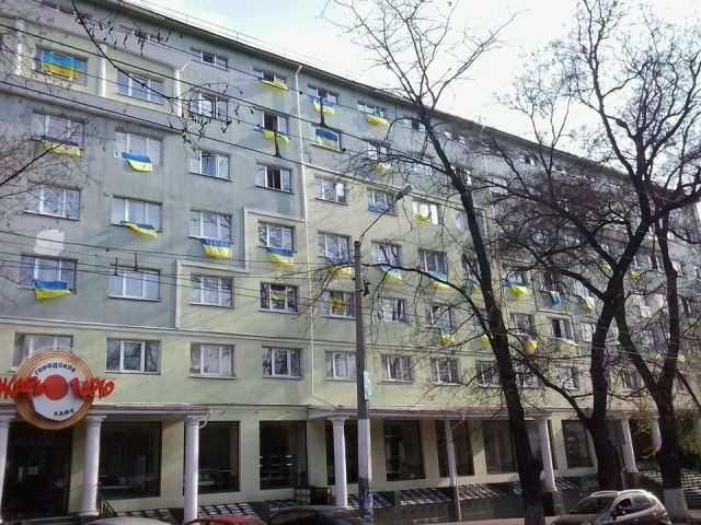 Одесские студенты завесили здание общежития украинскими флагами [Фото]