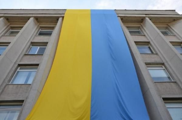 Херсонский горсовет украшает огромный флаг Украины [Фото]