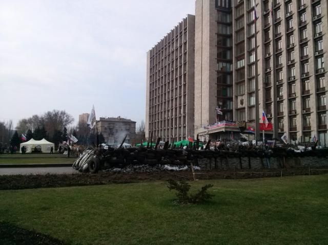 Сепаратисты в Донецке укрепляют баррикады [Фото]
