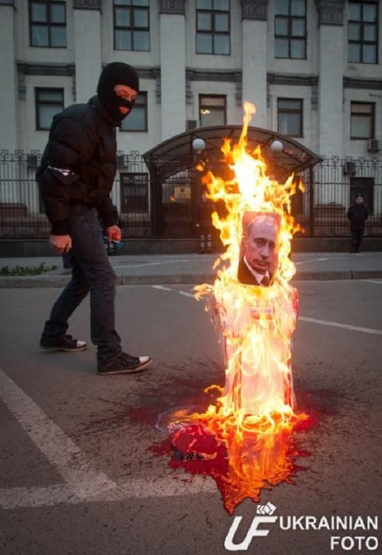 Возле посольства России в Киеве облили кровью и сожгли 