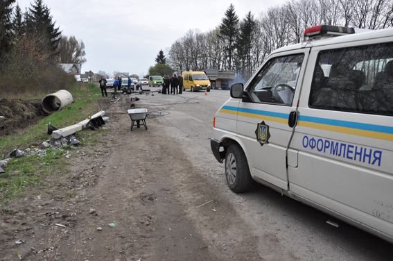 В Тернополе авто протаранил 2 светофоры. Один человек погиб [Фото]