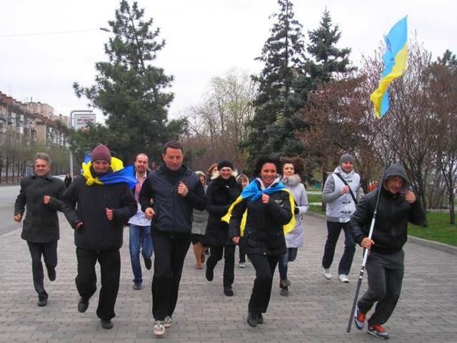 В Днепропетровске бегали ради мира и единства Украины [Фото]