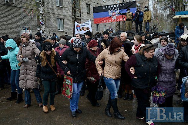 В Славянске сепаратисты защищают райотдел, прикрываясь женщинами [Фото]