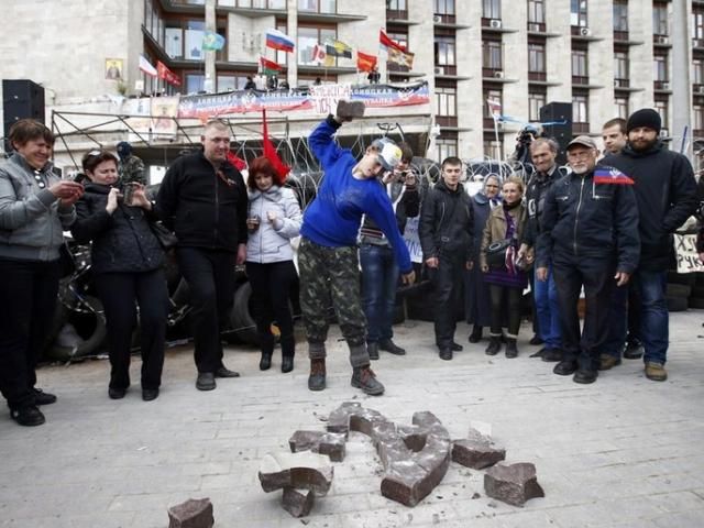 Донецкие сепаратисты сняли государственный герб Украины из здания ОГА [Фото]