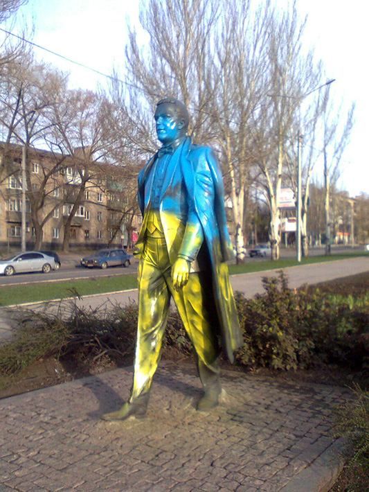 В Донецке Кобзон стал желто-синим [Фото]