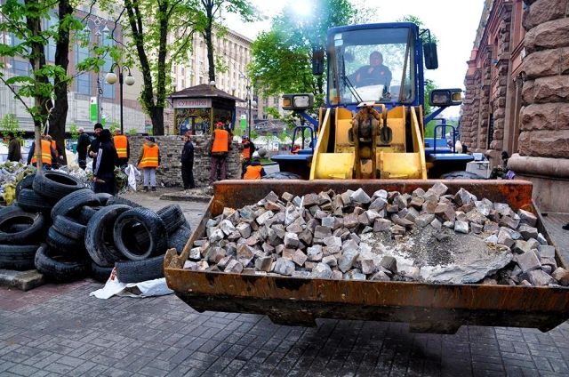 В центре Киева коммунальщики перестраивают баррикады [Фото]