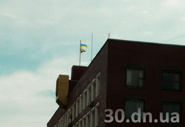 С Енакиево исчезли сепаратисты, над исполкомом – украинский флаг [Фото]