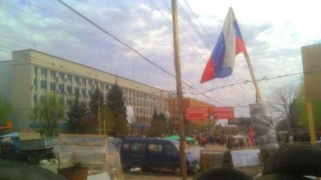 В Луганске митингуют пророссийские активисты [Фото]