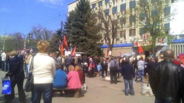 В Луганске митингуют пророссийские активисты [Фото]