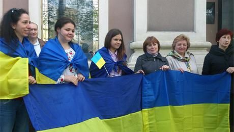 Дончане вышли защитить украинский флаг [Фото]