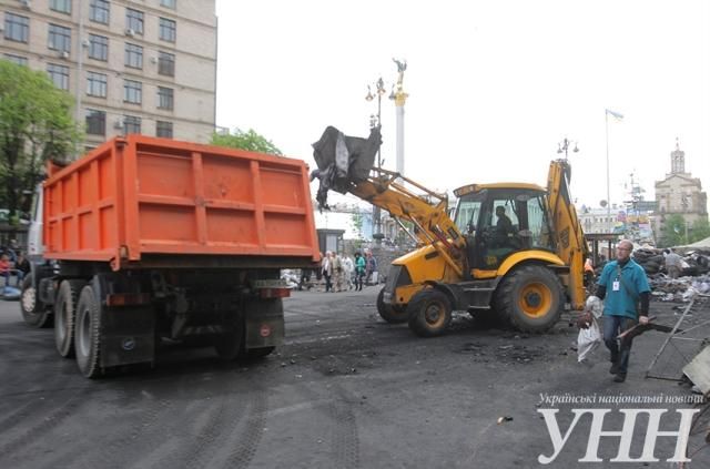 Возле Дома профсоюзов коммунальщики разбирают баррикады [Фото]