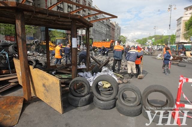 Возле Дома профсоюзов коммунальщики разбирают баррикады [Фото]