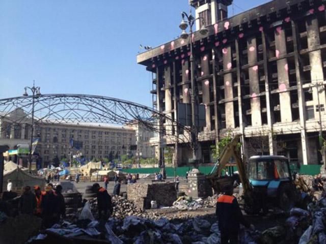 В Киеве убирают баррикады [Фото]