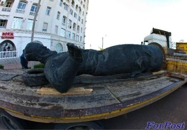 В Севастополе демонтируют украинские памятники [Фото. Видео]