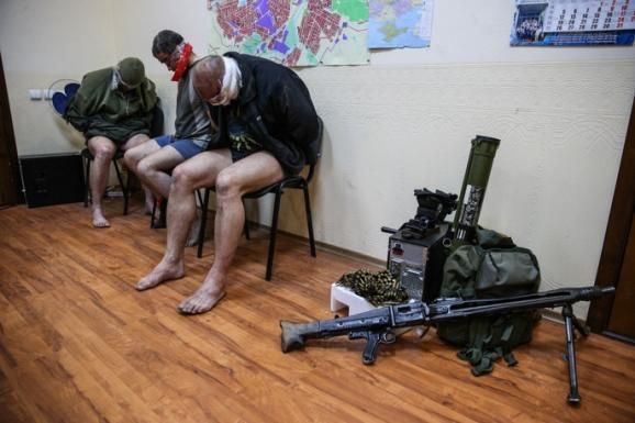 Сепаратисты хвастаются, что захватили 3 офицеров СБУ [Фото]