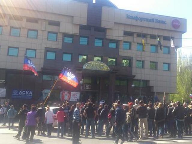Сепаратисты идут пикетировать Донецкую областную ТРК с требованием прекратить цензуру [Фото]