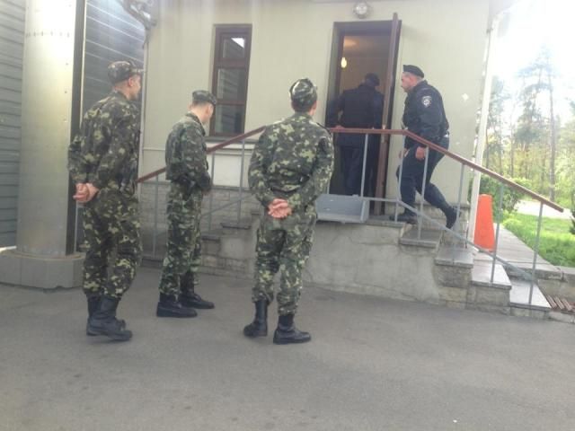 В Конча-Заспе охранники госдач три часа запугивали журналистов В Конча-Заспе охранники госдач три часа запугивали журналистов