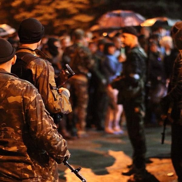 Правоохранители покидают захваченное управления милиции в Луганске без оружия [Фото]