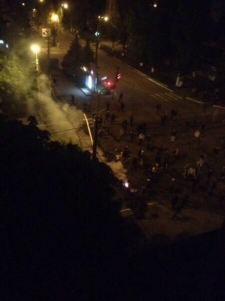 В Мариуполе сепаратисты жгут шины, слышны выстрелы [Фото. Видео]