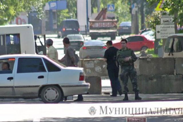 Сепаратисты поставили блокпост в центре Донецка [Фото]
