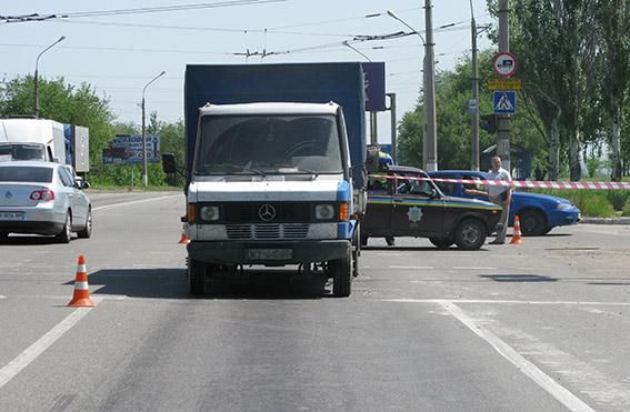 На Луганщине неизвестные обстреляли авто: водитель погиб, трое ранены [Фото]