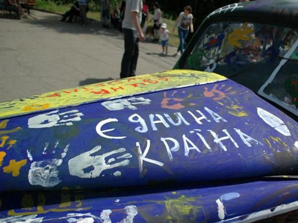 Фото дня: В Запорожье появилась патриотическая ретро-машина