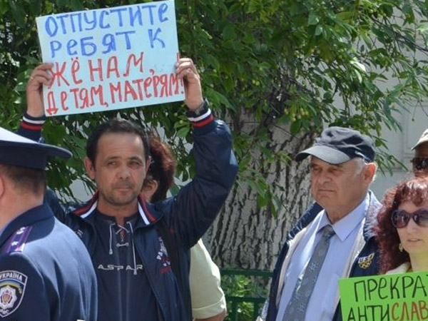 Круглый стол в Николаеве пикетировали сторонники Путина [Фото]