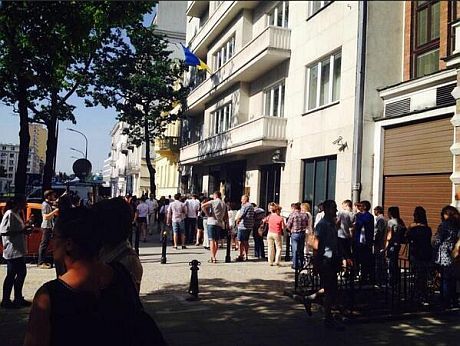 Избирательные участки в Москве усиленно охраняют: избирателей пропускают через металлодетекторы Избирательные участки в Москве усиленно охраняют: избирателей пропускают через металлодетекторы