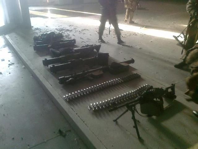 В Донецком аэропорту нашли оружие из России [Фото]