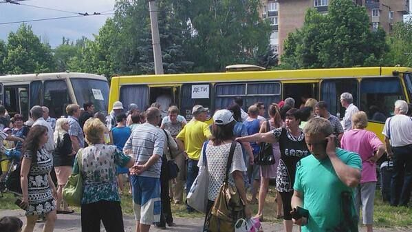 Фото дня: Детей эвакуируют из Славянска