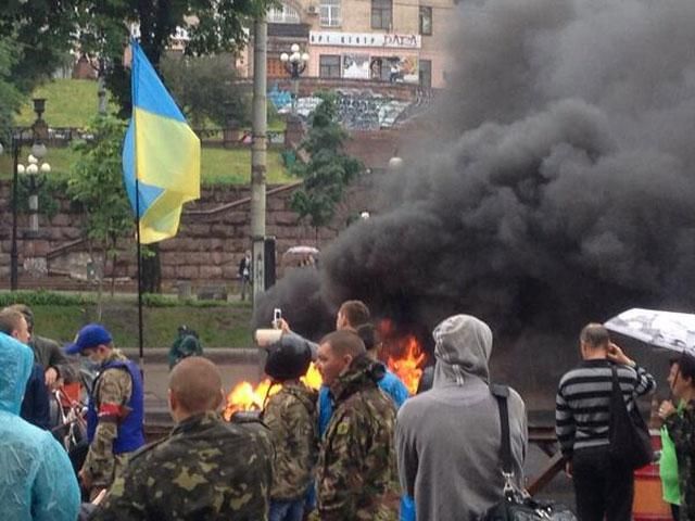 На Майдане снова зажгли шины [Фото]