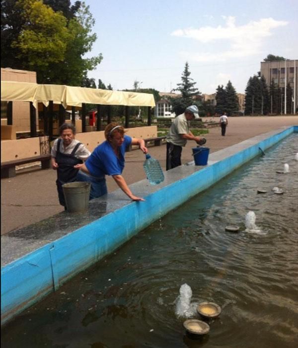 В Славянске до сих пор нет воды, люди набирают воду в фонтанах [Фото]