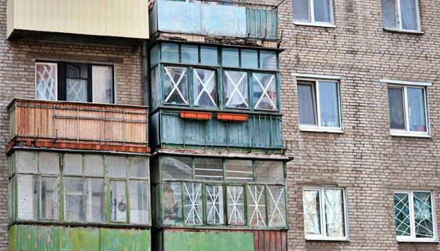 Жители Славянска спасаются от взрывов скотчем на окнах [Фото]